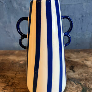 Vase strié bleu, en céramique.