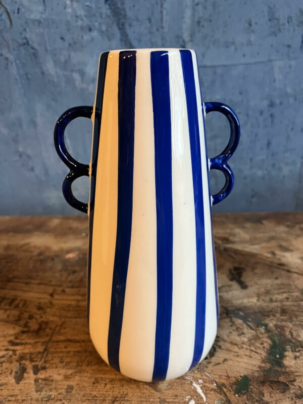 Vase strié bleu, en céramique.