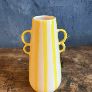 Vase strié jaune, en céramique.