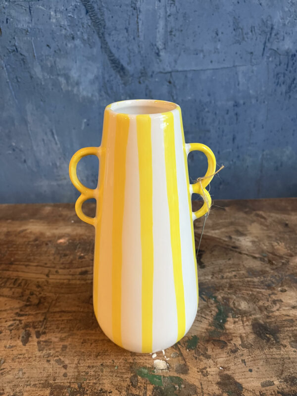 Vase strié jaune, en céramique.