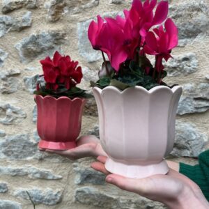 Cyclamen & son cache pot en céramique